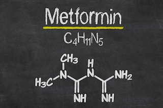 Schiefertafel mit der chemischen Formel von Metformin